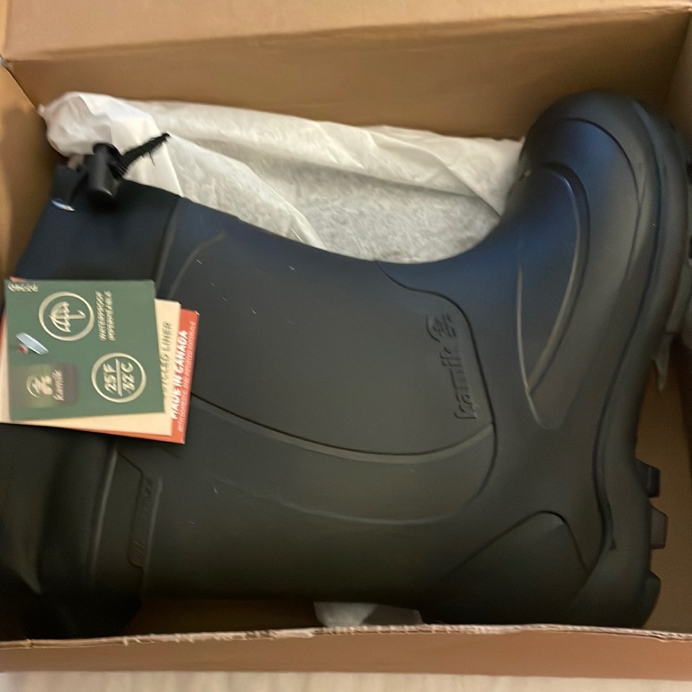 Kids snow. boots brand new never worn.